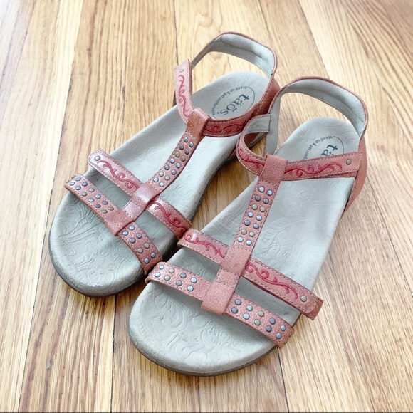 taos award sandals